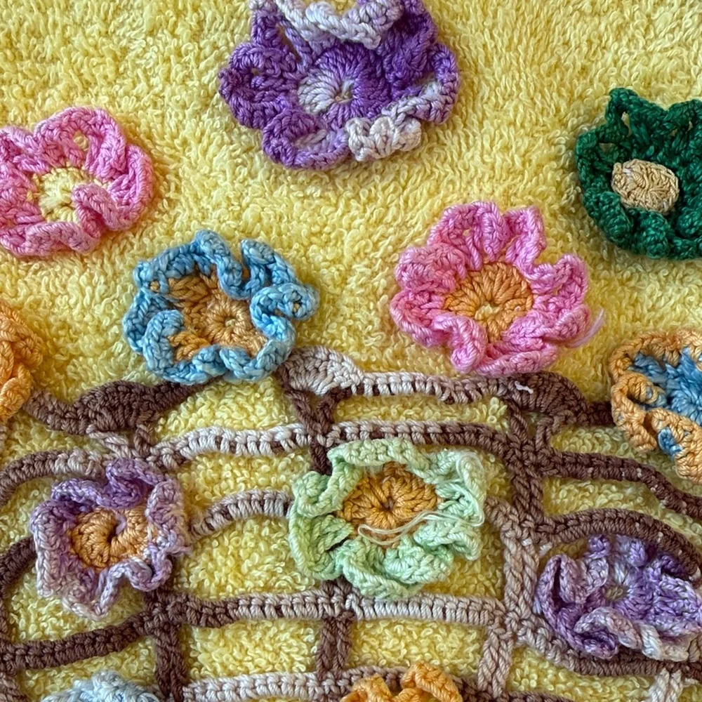1970’s Cannon Floral Basket Embroidered Bath Towel. Granny Core. Made in USA.
